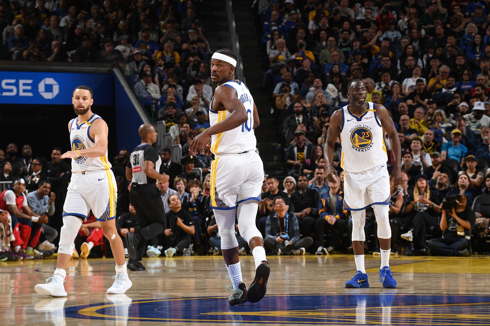 开云官方平台-大比分落后不换人？科尔：很多时候得凭感觉来 我想给球员机会